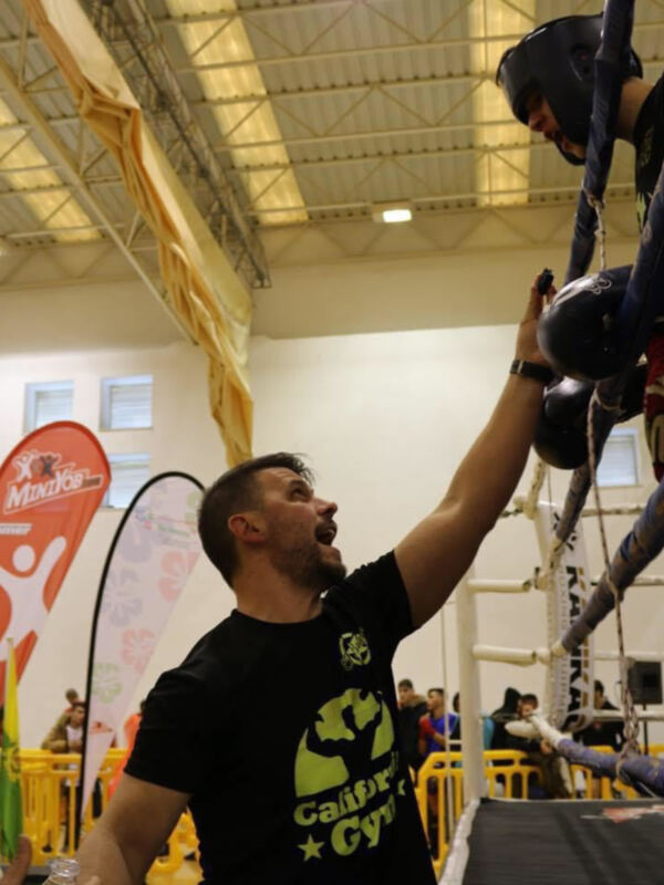 El campeón del mundo del mundo de full contact en Atenas 2017 Javier Russo, y su escuela vuelven a funcionar bajo medidas estrictas del covid-19.