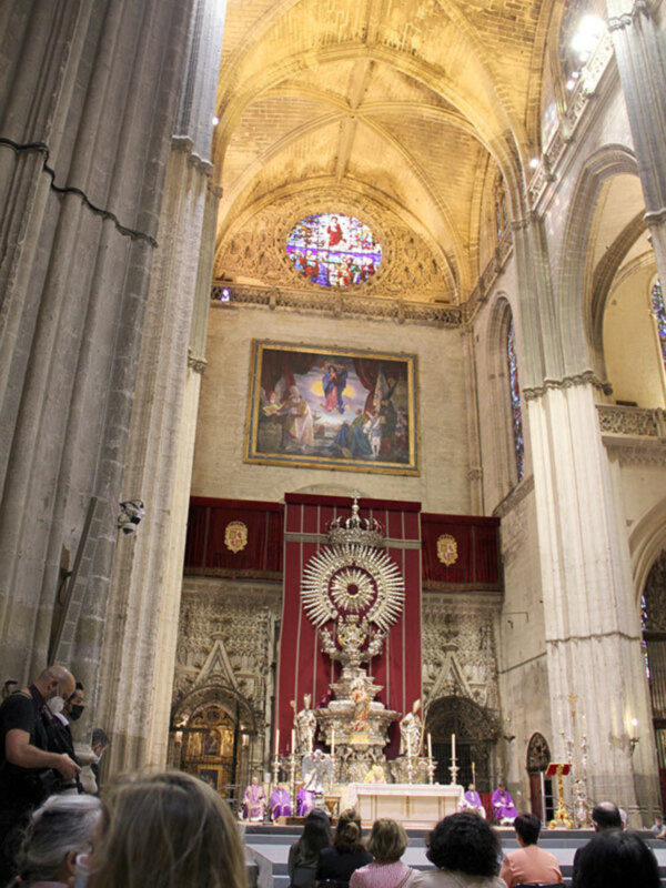 La Catedral de Sevilla celebró el funeral por las víctimas del coronavirus. 