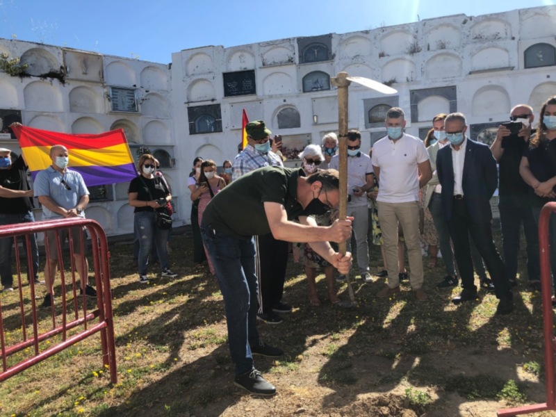  Comienza la exhumación de represaliados sepultados en fosas del cementerio de Jimena