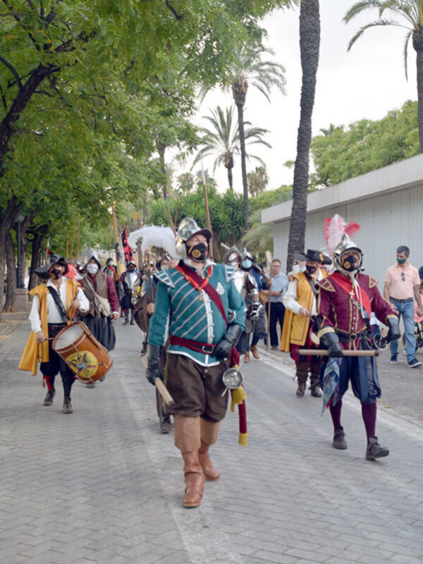 Desfiles desde el puente de Triana hasta la Torre del Oro, del grupo del tercio de Olivares.
