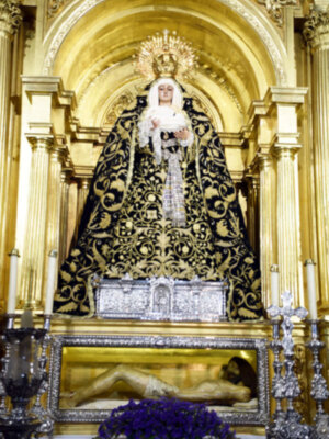 La Reina de la Soledad vestida en época estival.