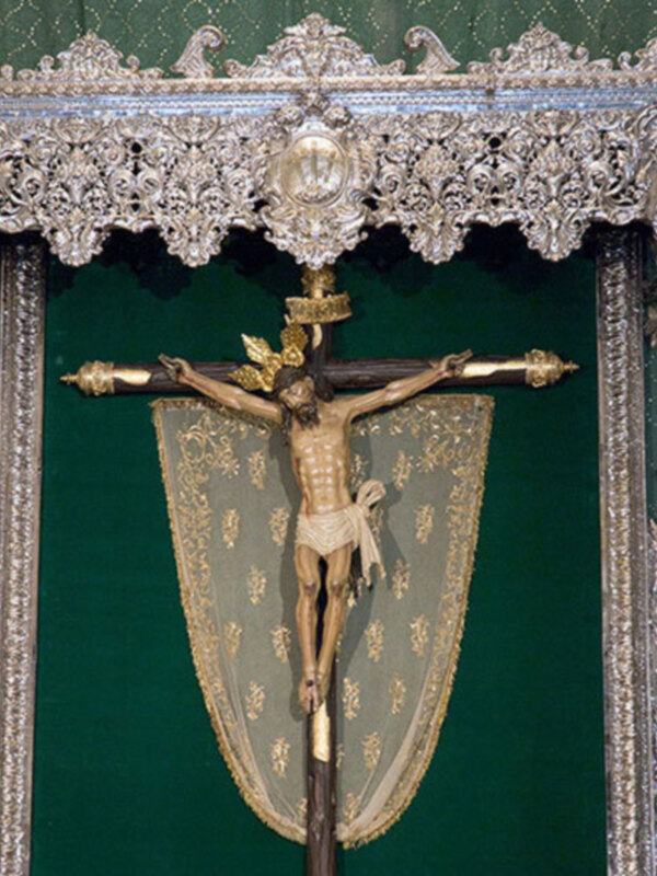 Tras la celebración de la Fiesta  de Exaltación de la Santa Cruz la Hermandad Ilipense hará pública Adoración al Santo Lignum Crucis