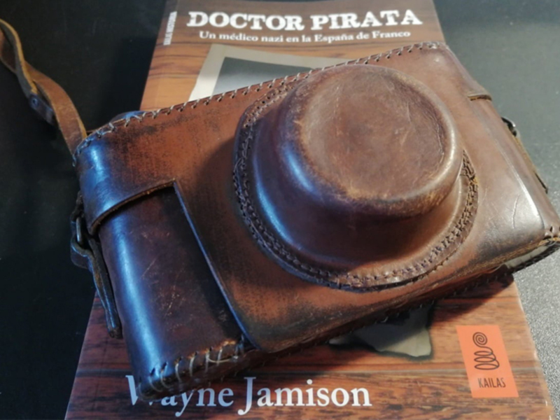 Tano Guzmán invita a la presentación en Chipiona del libro ‘Doctor Pirata’ de Wayne Jamison y la exposición monográfica sobre la obra 