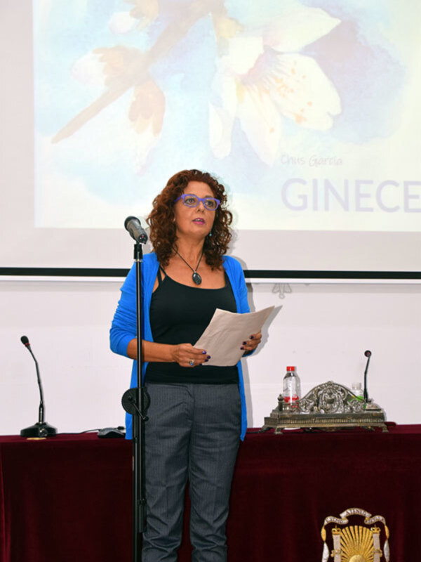 Dª Encarna García Jiménez presento a la autora del libro de poemario “Gineceo” Chus García