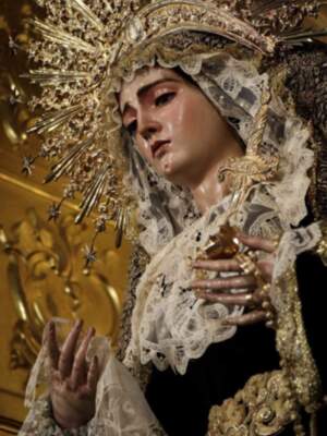  Noviembre viste de luto a la Virgen de las Angustias de la Hermandad de la Vera-cruz de Alcalá del Río.