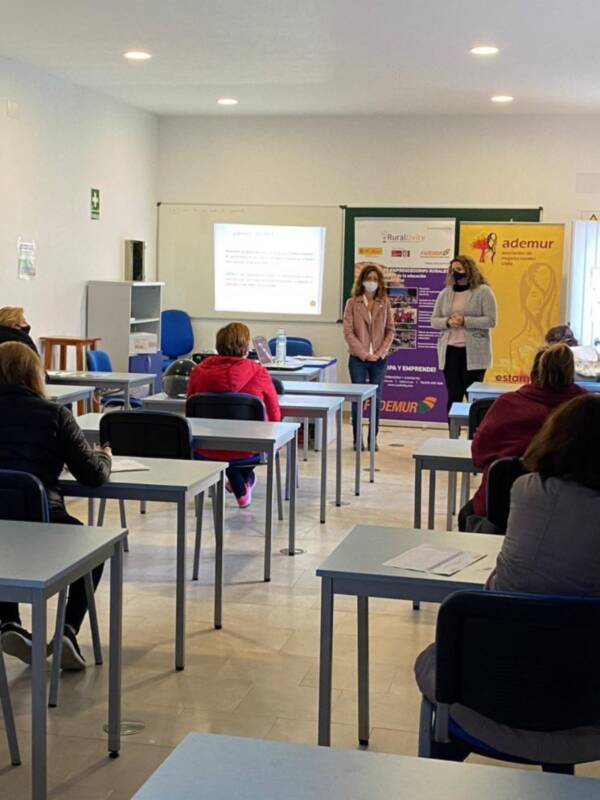 10 personas participan desde hoy en un curso de Fademur que sirve de presentación en Chipiona del programa Ruraltivity