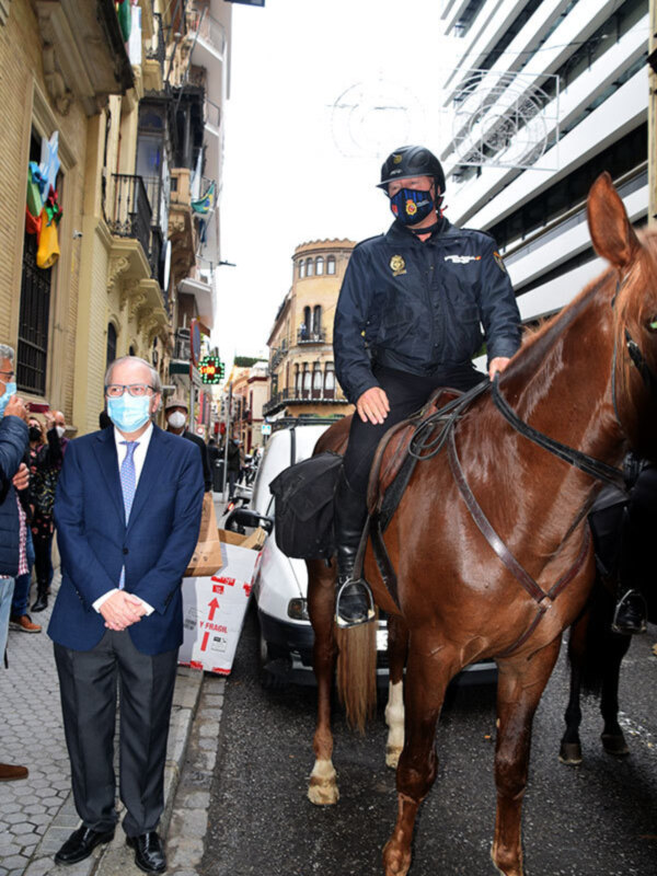 La caballería de la Policía Nacional lleva alimentos para la acción social del Ateneo de Sevilla