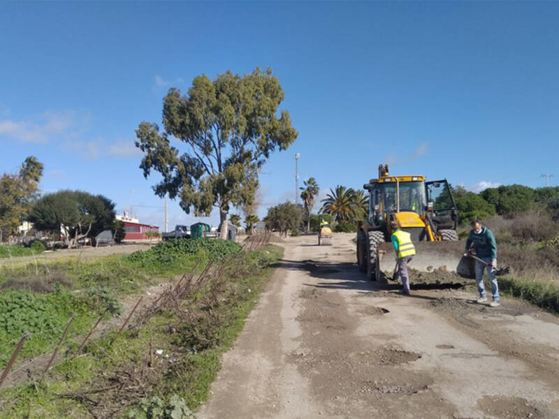 El Ayuntamiento de Chipiona repara el firme del tramo final del camino del Abulagar a la espera del Plan Itínere