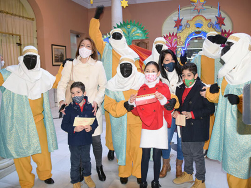 Los beduinos dan la bienvenida a los más pequeños, que depositan sus cartas  para los reyes de la ilusión en el popular palanquín