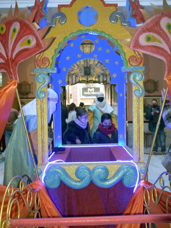   Niños y mayores se vuelcan para entregar sus cartas en el palanquín de los Reyes Magos