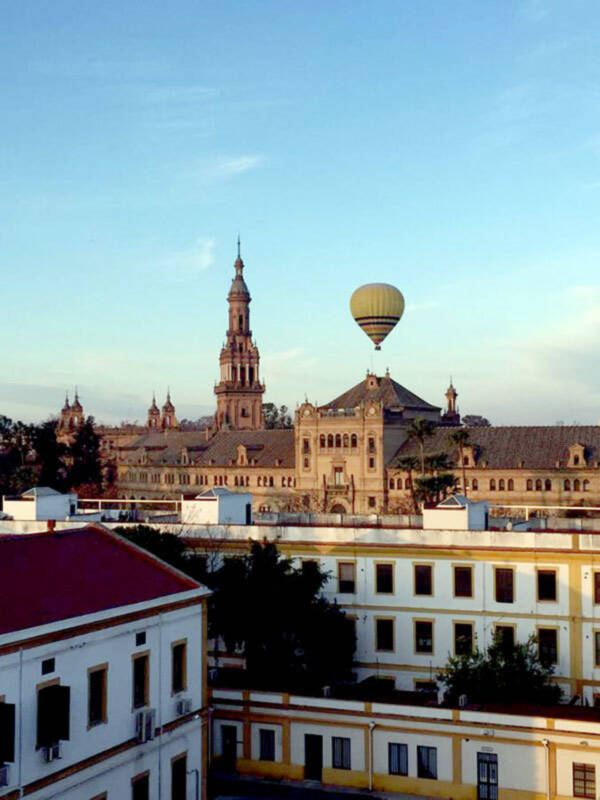  Sus Majestades sobrevolaron la capital andaluza con un globo aerostático.