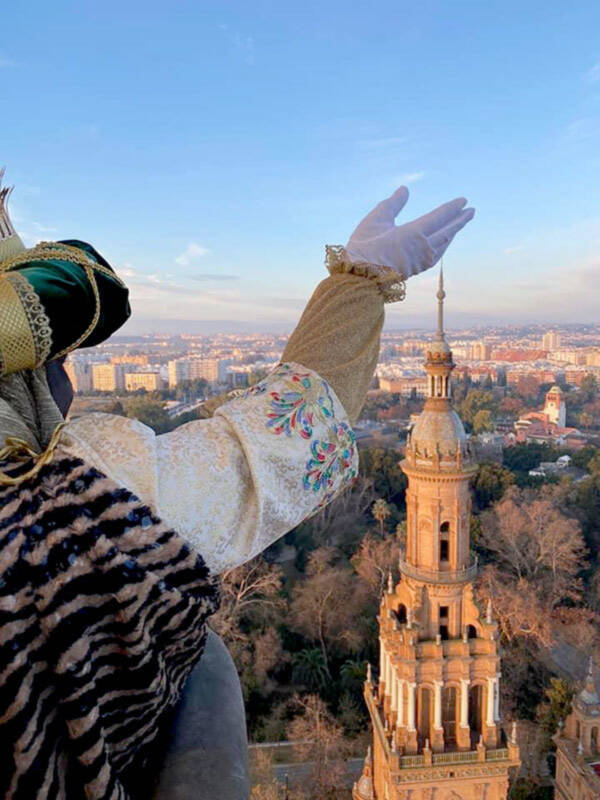 Sevilla recibe a los Reyes Magos en globo en lugar de la tradicional cabalgata