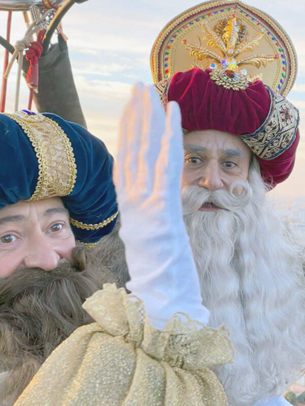 Los Reyes Magos surcaron el cielo de Sevilla en globo aerostático