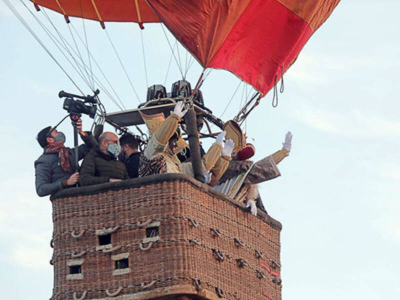 Los Reyes Magos sobrevuelan Sevilla en globo aerostático 