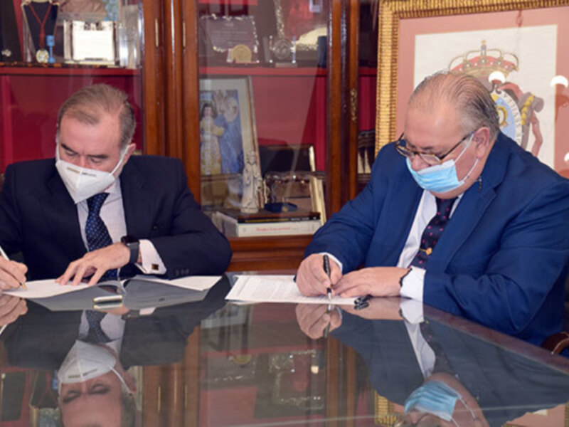 El decano del Colegio de Abogados de Sevilla, Óscar Cisneros Marco, firma un convenio  con el Ateneo de Triana