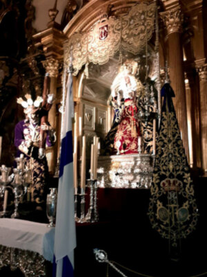 Altar, exposición y acto en la corporación de Miércoles Santo de Alcalá del Río.