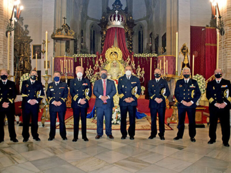 La Real Liga y la Asociación Ares donaron sus insignias con una ofrenda flora a la virgen del Carmen