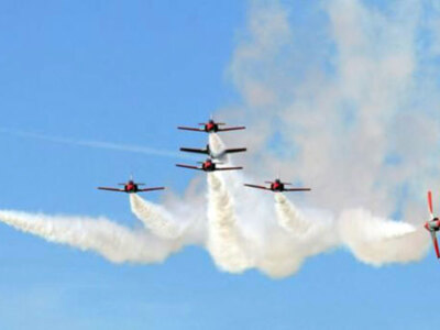 Patrulla Águila sobrevuela en Sevilla