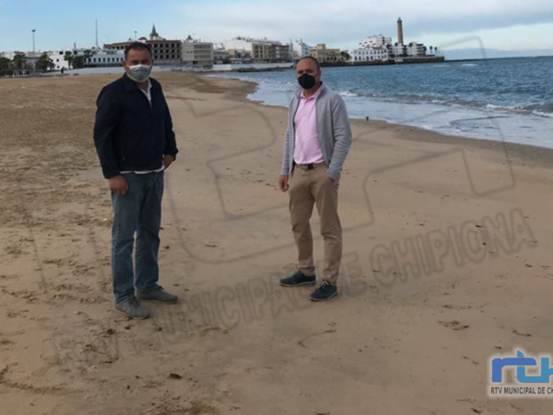 Lucas Díaz inspecciona las playas de Chipiona comprobando que no hay presencia de chapapote tras lo acaecido en Huelva