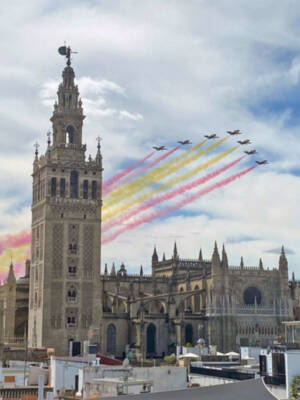 La Patrulla Águila sobrevoló este miércoles de Feria de Sevilla