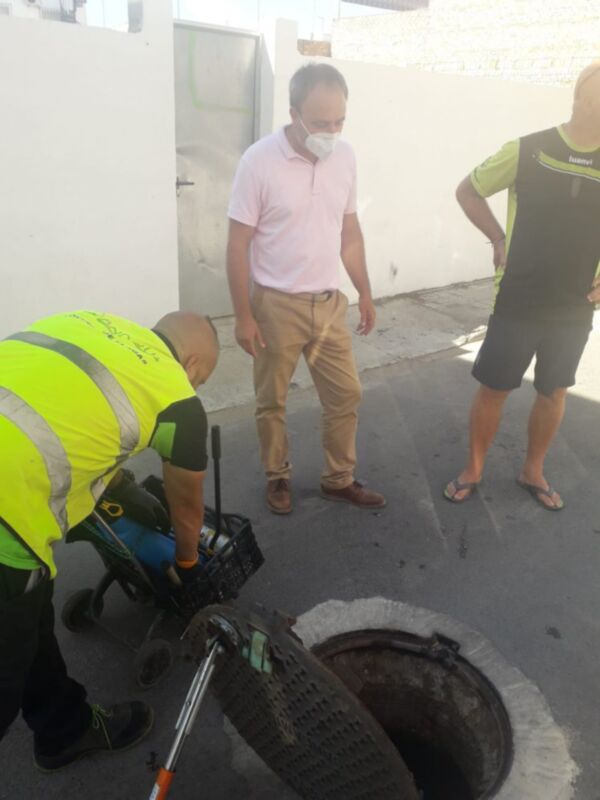 Lucas Díaz supervisa los trabajos del plan de choque de desratización y desinsectación en Chipiona