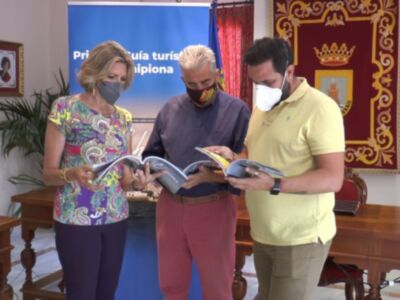 Marina Bernal entrega los primeros ejemplares de “Chipiona un paraíso cercano” al Ayuntamiento y la biblioteca municipal