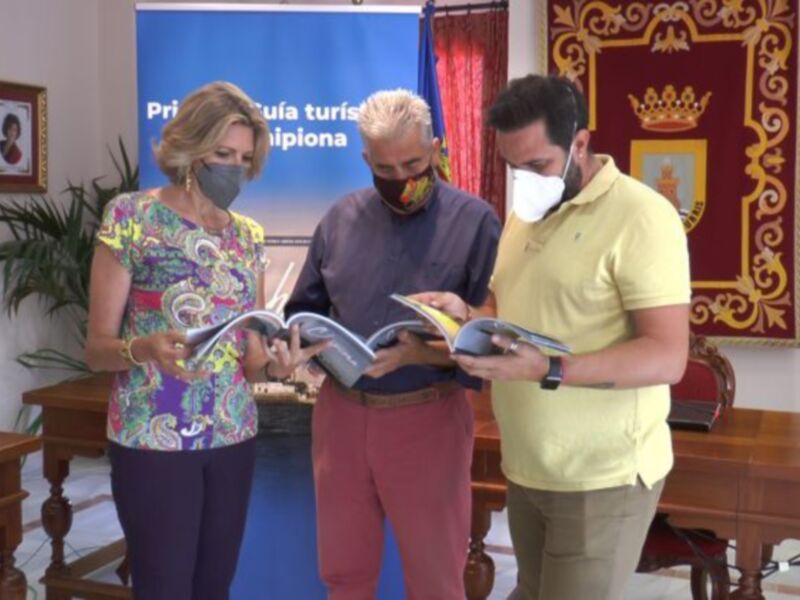 Marina Bernal entrega los primeros ejemplares de “Chipiona un paraíso cercano” al Ayuntamiento y la biblioteca municipal