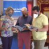 Marina Bernal entrega los primeros ejemplares de “Chipiona un paraíso cercano” al Ayuntamiento y la biblioteca municipal