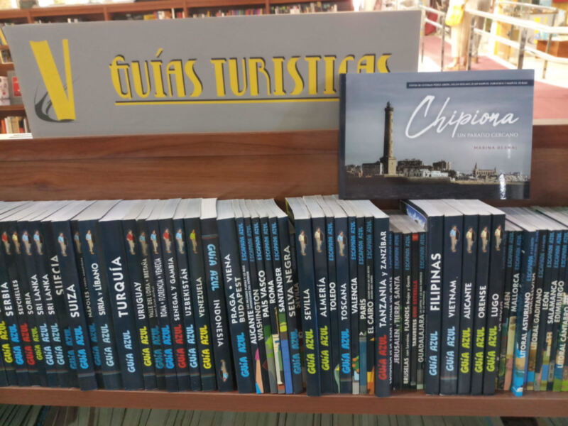 “Chipiona, un paraíso cercano” comparte ya lugar en todas las librerías de España junto a las guias de las ciudades mas importantes