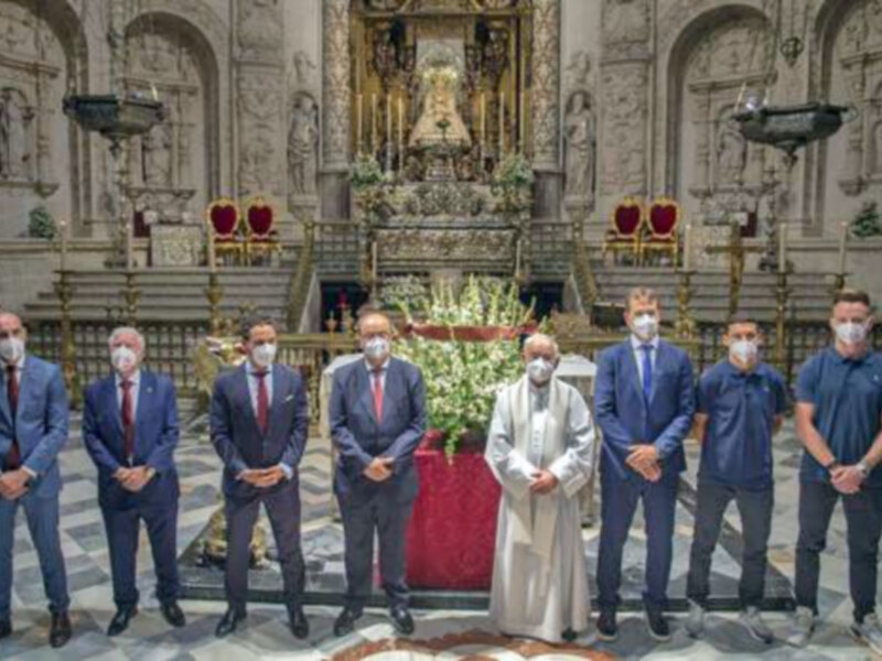 El Sevilla Fútbol Club realizó  la tradicional ofrenda a la Virgen de los Reyes, Patrona de Sevilla y de su archidiócesis