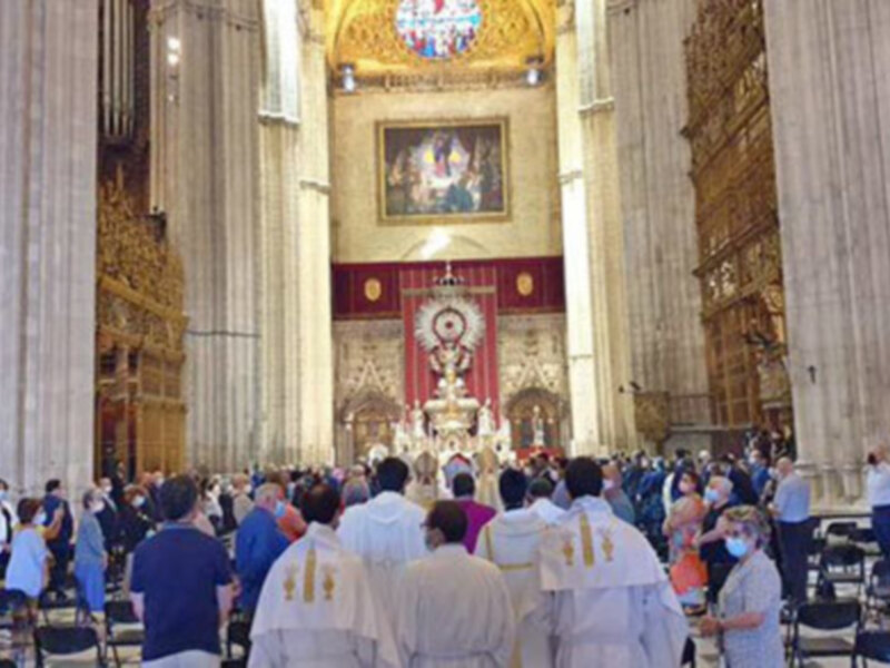El nuncio apostólico impone el palio arzobispal a Mons. Saiz Meneses, pastor de la Iglesia hispalense