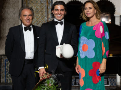  AGATHA RUIZ DE LA PRADA ENTREGA AL DOCTOR Serkan Aygin EL PREMIO ESCAPARATE   
