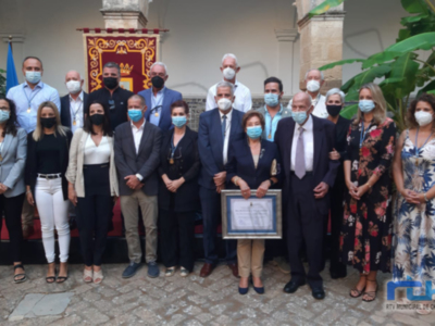 El Claustro del Santuario acogió el emotivo acto institucional de reconocimiento a Julio Ceballos como Hijo Predilecto de Chipiona