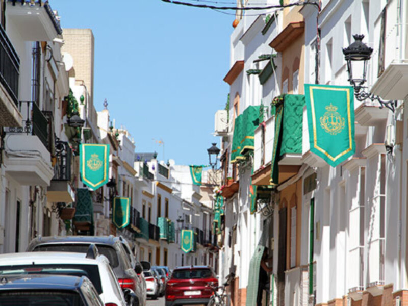 Colgaduras verdes y ornamental balcones y fachadas por  el 50 Aniversario de coronación de la Virgen de las Angustias Ilipense.