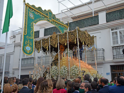 La primavera brotó por las calles de Alcalá de Alcalá del Río al paso de la Virgen de las Angustias.