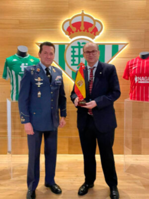 El Sevilla Fútbol Club y el Real Betis Balompié han sido distinguidos por la base Aérea de Tablada de Sevilla.