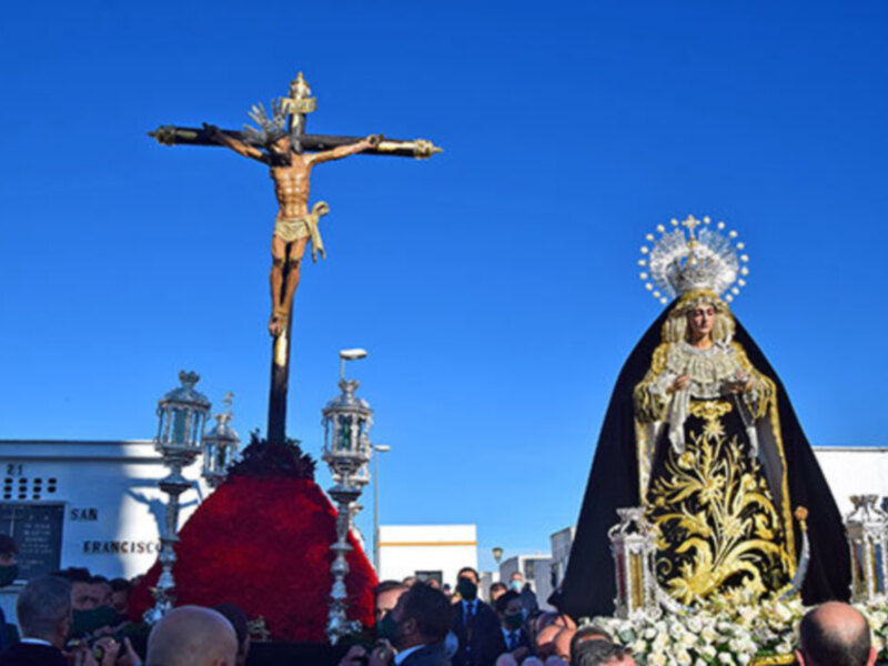 Solemnísima y sobria procesión de los titulares de Vera-cruz de Alcalá del Río para visitar el cementerio de la localidad         