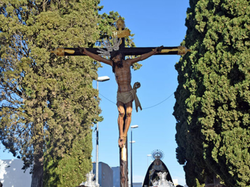 Traslado de los titulares de vera-cruz al cementerio de Alcalá del Río para presidir la Misa de Difuntos