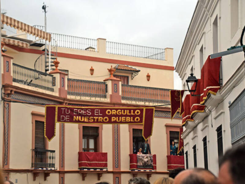 La Hermandad de la Soledad de Alcalá del Río convirtió  de rojo sus calles por el XXV Aniversario de su Coronación