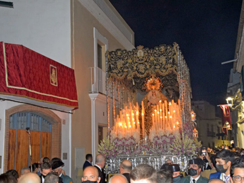 Dos Bandas de Música, llevaba el palio de la Santísima Virgen en su procesión  histórica de su XXV Aniversario de su Coronación.