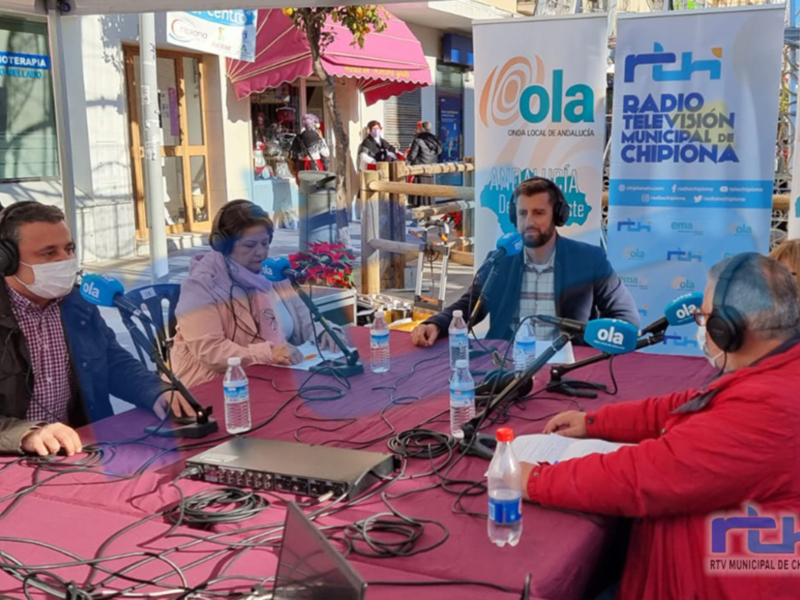 EMA-RTV y Radio Chipiona concluyen el taller de radio ‘Mayores en la Onda’ con un programa en la calle realizado por los propios alumnos