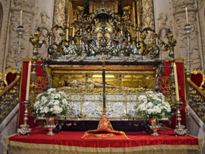 La legendaria espada  del rey San Fernando en la procesión por la catedral hispalense