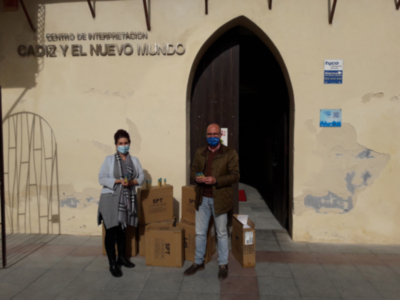 Aqualia entrega al Consistorio un lote de 3000 pequeños obsequios infantiles para estas navidades