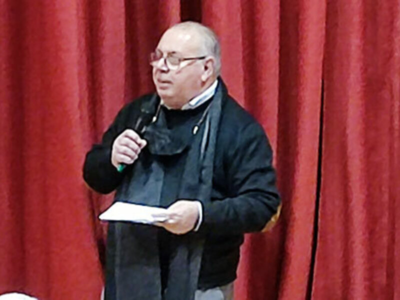 Carlos Valera Real, presidente del Ateneo de Triana, aperturó el acto de los Sainetes de los Hermanos Álvarez Quintero. 
