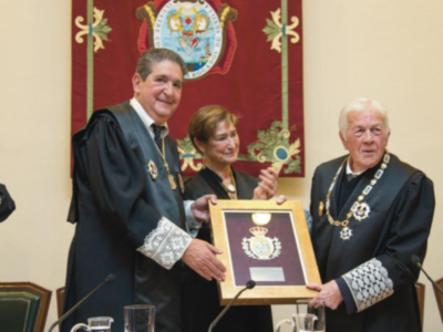 Obituario Juan José Domínguez, recibiendo la Medalla de Honor del Colegio de Abogados de Sevilla
