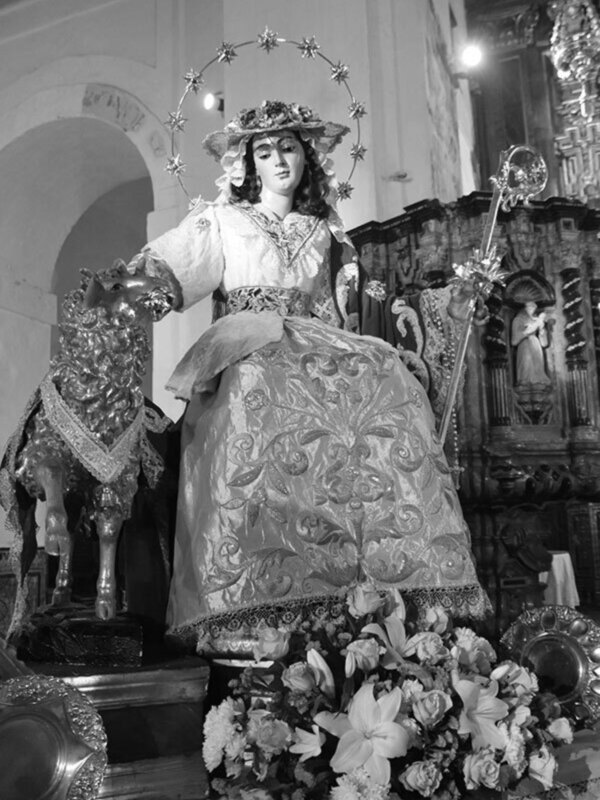 La nueva junta de Gobierno de la Pastora de San Antonio toma posesión de sus cargos. 