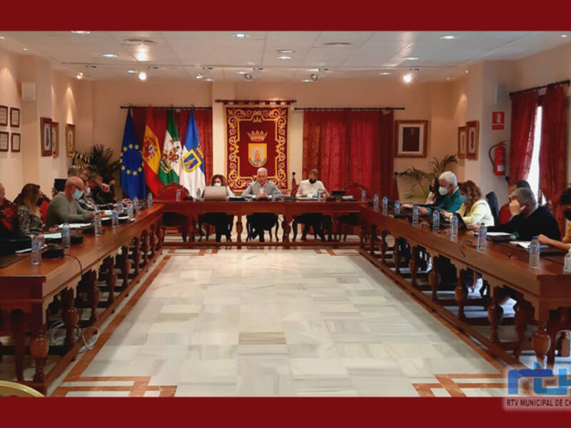 El Pleno chipionero modifica la gestión de la limpieza de centros educativos y formaliza un nuevo fondo de financiación