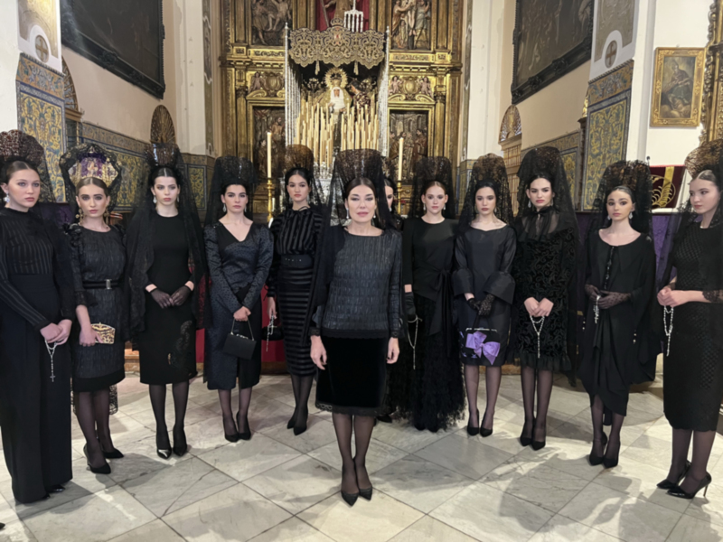 Raquel revuelta la tradición de la mantilla no se pierde en la Semana Santa de Sevilla