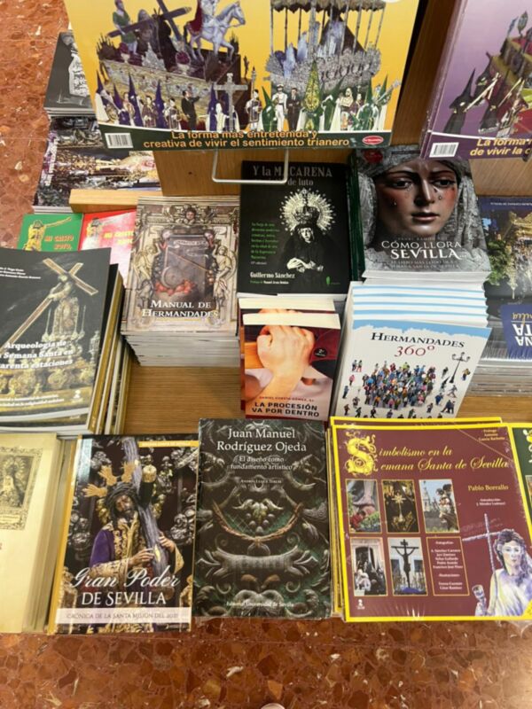 Los dos libros más vendidos de literatura cofrade en esta semana santa de la vuelta a la normalidad,