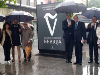 Los alcaldes de Sevilla y Lebrija inauguran la exposición urbana de Elio Antonio de Nebrija en la Avenida de la Constitución